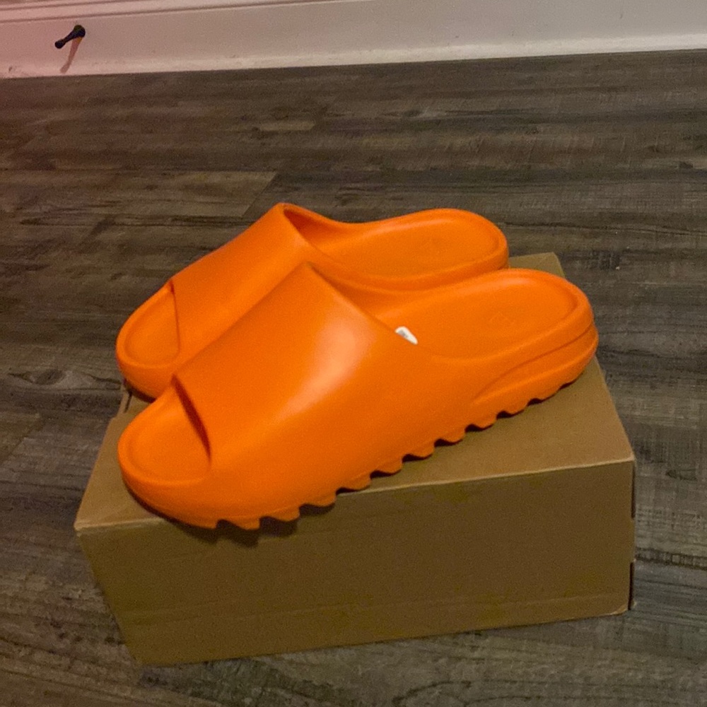 yeezy slides (orange) size 11